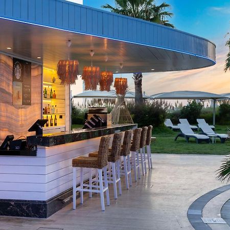 Radisson Blu Hotel Istanbul Ottomare Exteriér fotografie The bar at the pool