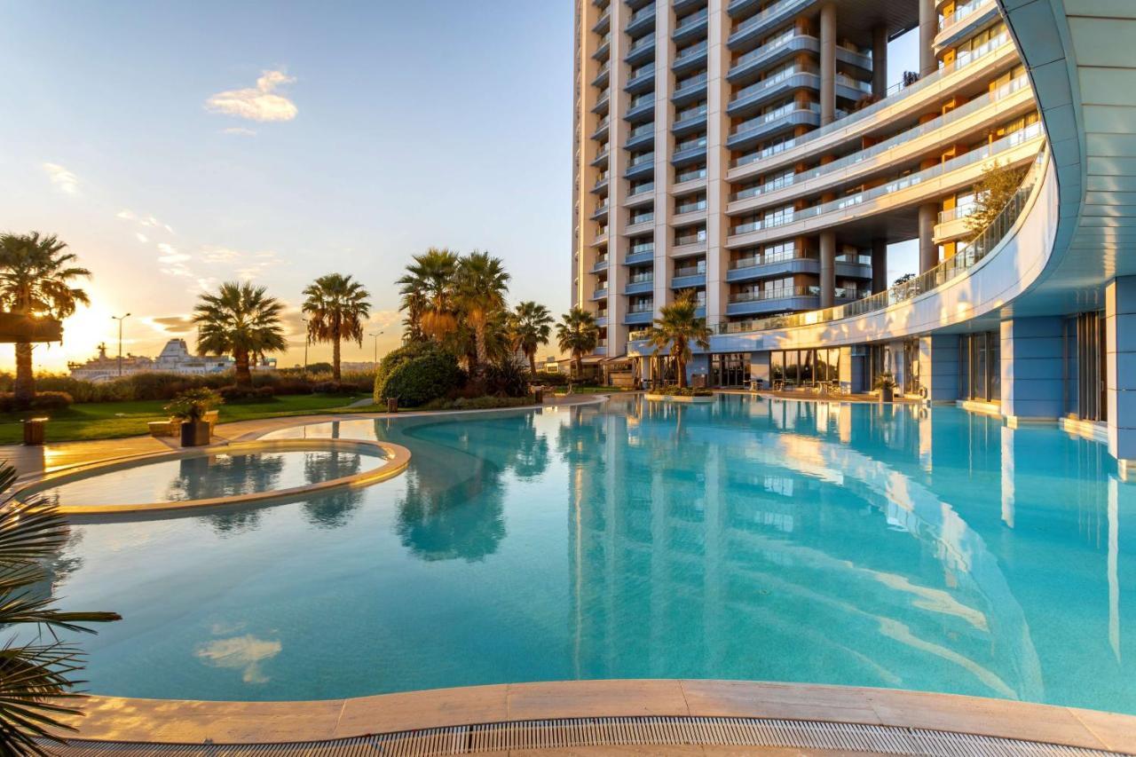 Radisson Blu Hotel Istanbul Ottomare Exteriér fotografie The swimming pool at the hotel
