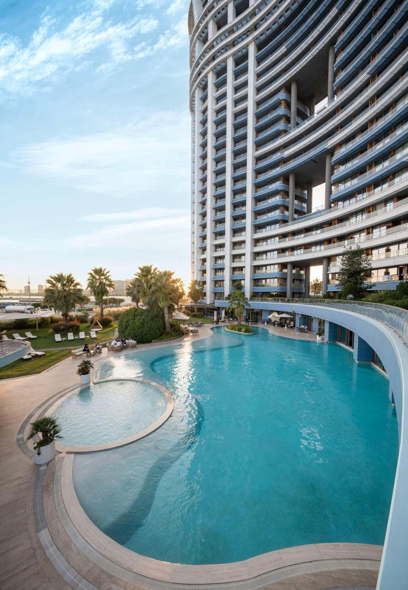 Radisson Blu Hotel Istanbul Ottomare Exteriér fotografie The swimming pool at the complex