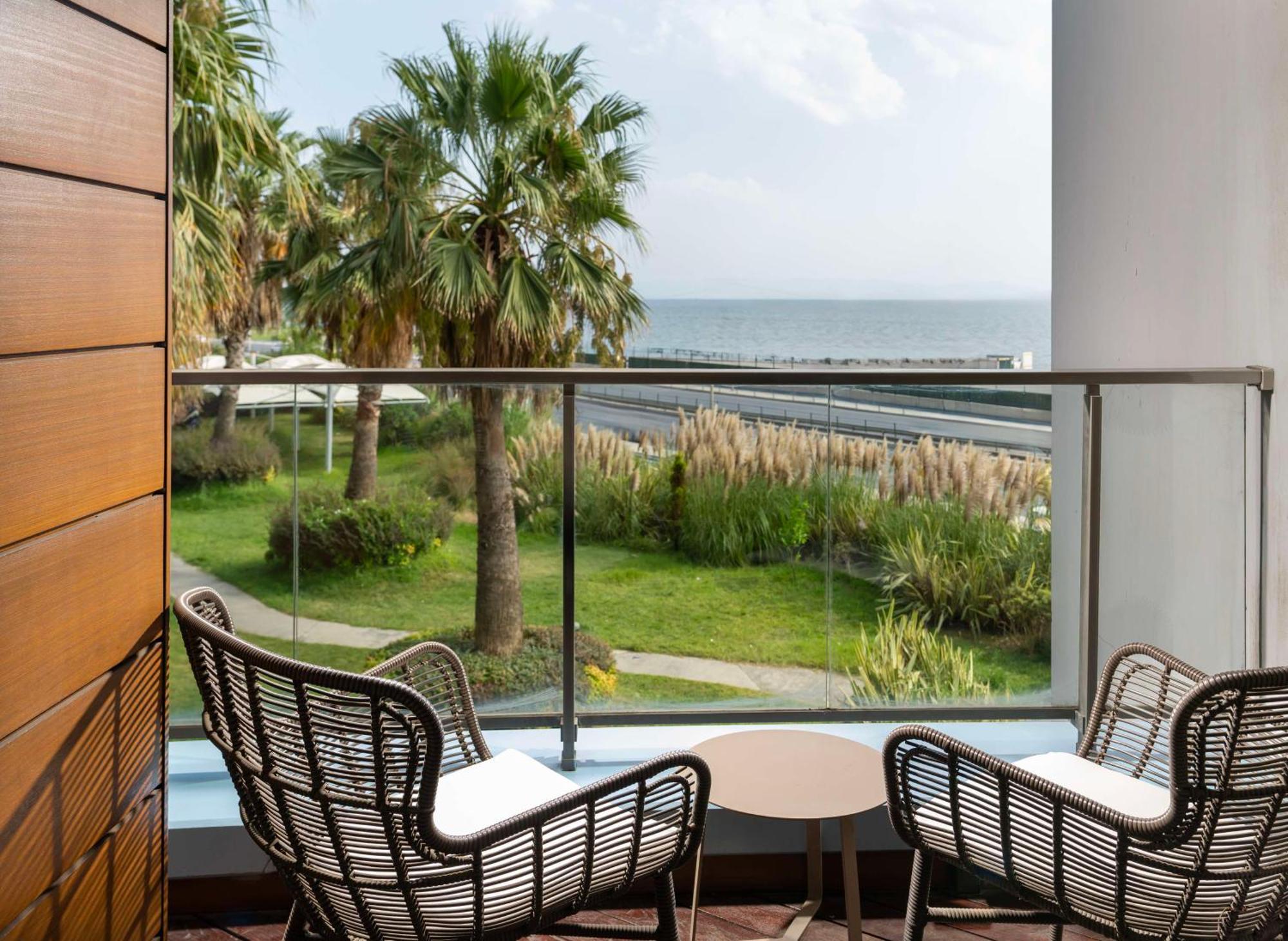 Radisson Blu Hotel Istanbul Ottomare Exteriér fotografie A balcony