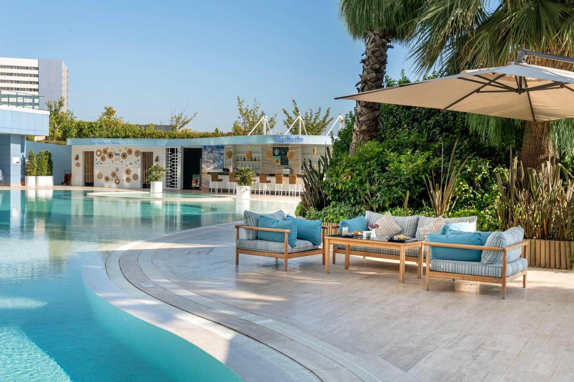 Radisson Blu Hotel Istanbul Ottomare Exteriér fotografie The pool at the hotel