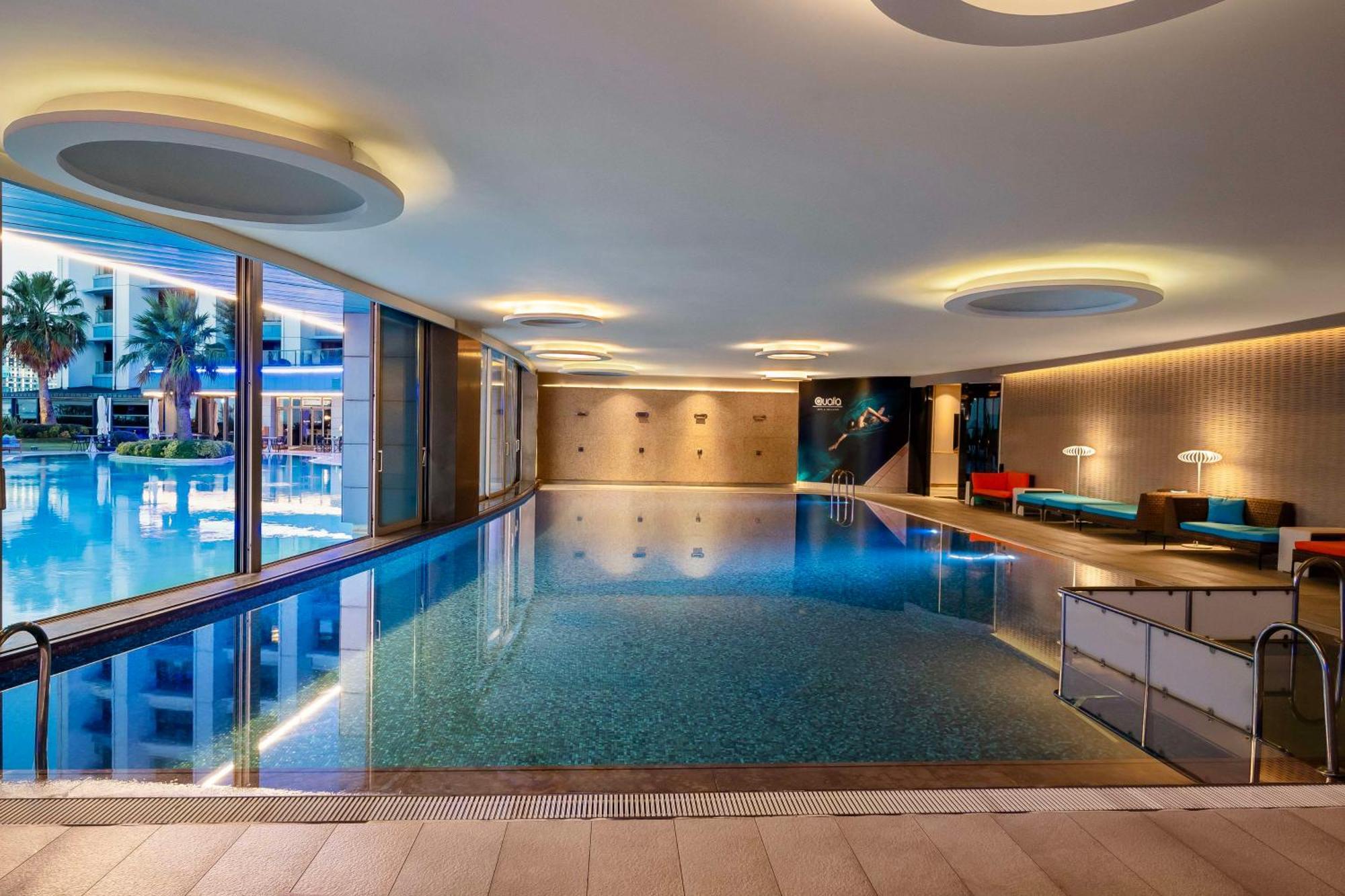 Radisson Blu Hotel Istanbul Ottomare Exteriér fotografie The pool at the hotel