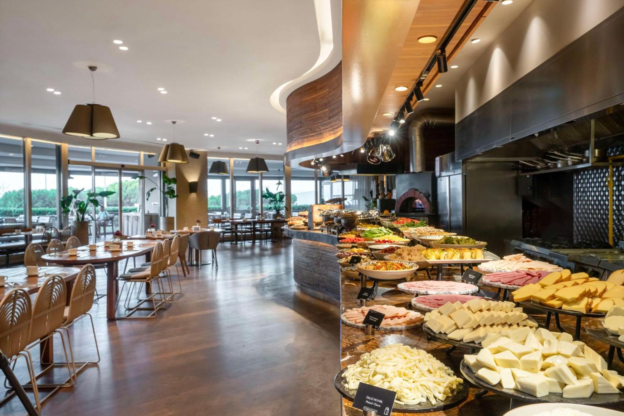 Radisson Blu Hotel Istanbul Ottomare Exteriér fotografie The buffet at the restaurant