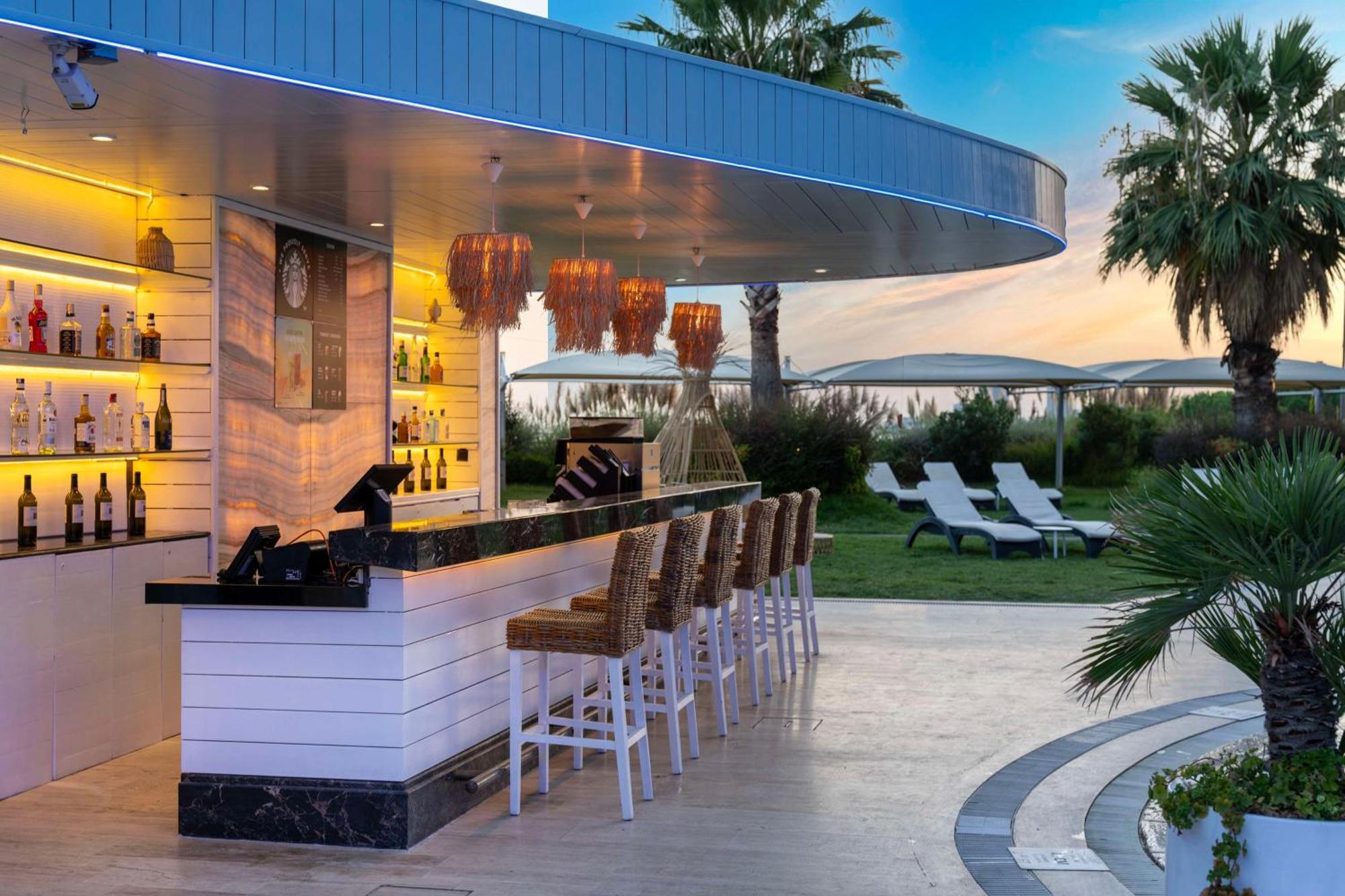 Radisson Blu Hotel Istanbul Ottomare Exteriér fotografie The bar at the pool