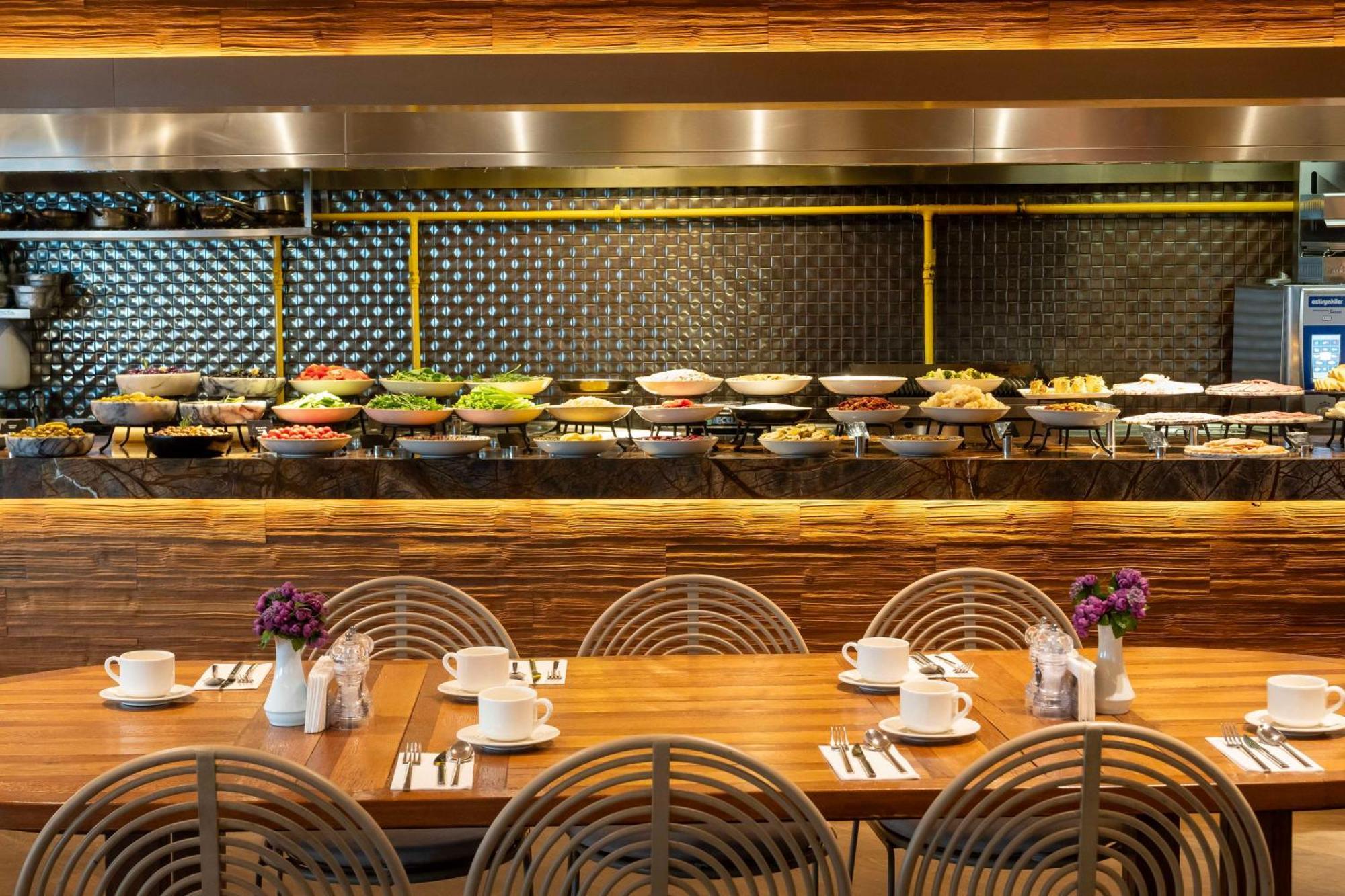Radisson Blu Hotel Istanbul Ottomare Exteriér fotografie The buffet at the restaurant